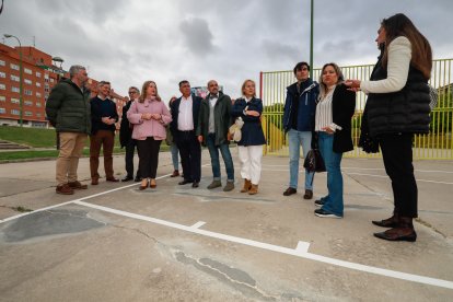 Cristina Ayala con miembros de su candidatura, en el parque Europa de la capital burgalesa.