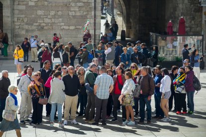 Imagen de un grupo de turistas en la plaza del Rey San Fernando.