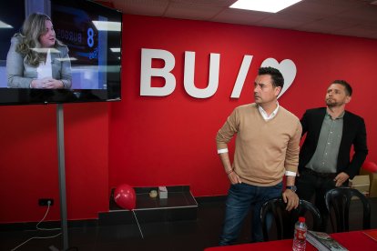 Daniel de la Rosa y Josué Temiño observan una entrevista televisiva a Cristina Ayala.