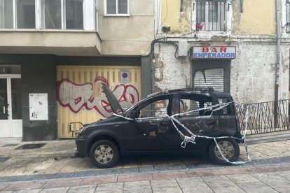 Vehículo calcinado en la calle Emperador de Burgos.