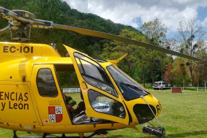 El helicóptero depositó a los rescatadores y después izó al herido para llevarlo a Espinosa.