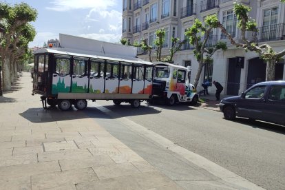 El tren chocó contra un árbol y derribó una señal de tráfico.