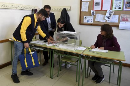 Un cartero deposita los votos por correo en una de las 231 mesas electorales de la capital burgalesa