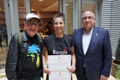 En el centro, Mar Gómez Galarza, ganadora del certamen.