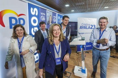 Cristina Ayala, en el centro, en la sede del PP tras las elecciones.