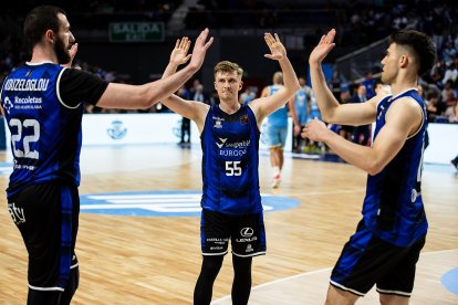 Luka Rupnik, celebrando junto a sus compañeros el segundo triunfo en el WiZink.