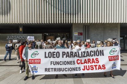 Concentración de funcionarios de Justicia frente a los juzgados de Reyes Católicos.