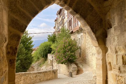 Vista desde el interior del Arco de la Cadena de Medina de Pomar