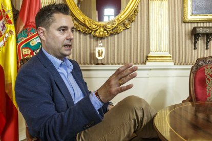 El alcalde en funciones, Daniel de la Rosa (PSOE), durante la entrevista.