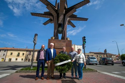 Varios miembros de la hermandad depositaron un ramo en el monumento al donante.