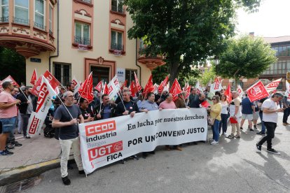 Trabajadores del sector se manifestaron frente a las instalaciones de FAE antes de la reunión.