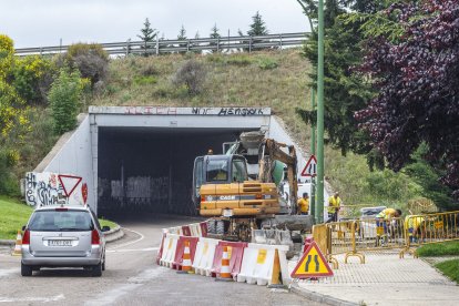 Los operarios de la empresa Félix Rubio trabajan en la calle Legión Española a la altura del túnel de acceso a la BU-11.