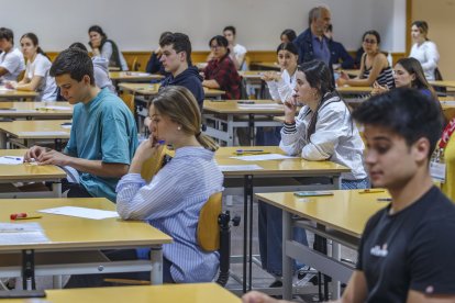 Varios alumnos se disponen a hacer un examen