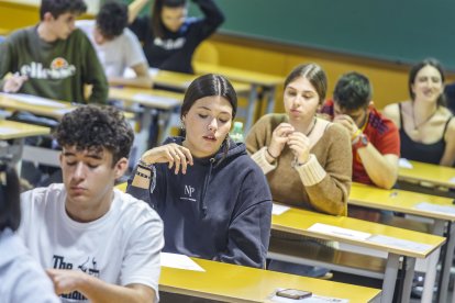Estudiantes burgaleses realizan la EBAU 2023.
