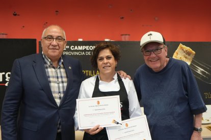 La ganadora del concurso de las Merindades con Jesús María Sendino y Rafael García Santos