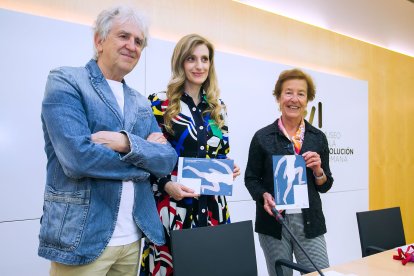 De izquierda a derecha: Juan Luis Arsuaga, Mar Sancho y Aurora Martín con el folleto de la programación que encabeza la ilustración 'Huyendo' de Adriana Odriozola.