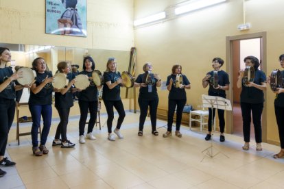 Imagen de la clase del grupo de panderetas en el local del Grupo Tradicional Gavilla.