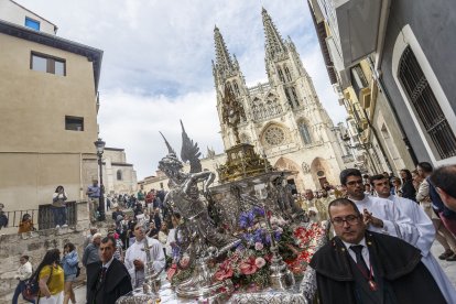 La procesión salió de la Catedral bajo amenaza de lluvia, pero con la presencia de multitud de fieles