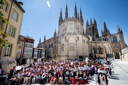 Asociados de la peña El Crucero con la Catedral de fondo