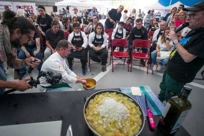 Exhibición del chef Pedro José Román en Arcos de la Llana durante la final del Campeonato de Tortilla de Patatas Provincia de Burgos.