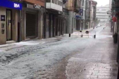 Las calles de Briviesca quedaron anegadas tras la tromba de agua.