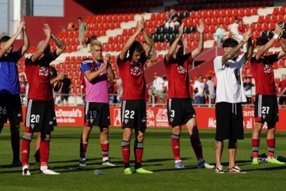 Los jugadores del Mirandés celebran un triunfo con la grada.