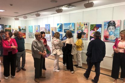 Asistentes a las exposición 'Tiempos de arte' en el momento de su inauguración en la Sala de Exposiciones del Teatro Principal