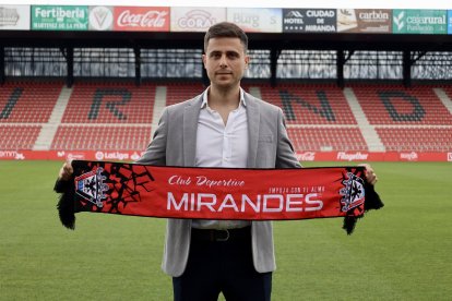 El técnico del conjunto jabato, pisando por primera vez el césped de Anduva.