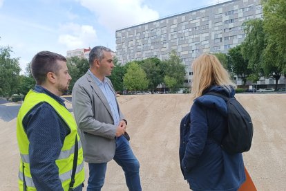 El concejal de Deportes en funciones, Leví Moreno, supervisa la pista de parkour y pump track de Buenavista.