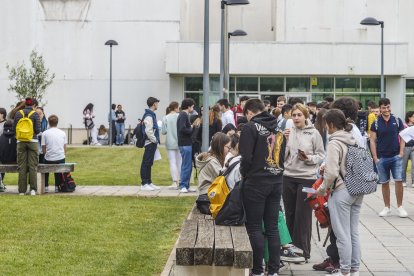 Los alumnos de 2º de Bachillerato recibirán hoy la nota de los exámenes, en pleno día del Parral que es una fiesta imprescindible para los jóvenes burgaleses.