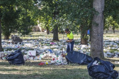 Un operario retira basura en el Parral