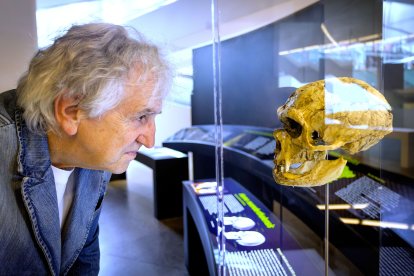 Juan Luis Arsuaga, codirector de Atapuerca, mira cara a cara al pasadso a través de los huesos y al presente a través de su afición: revisar todo lo que se publica sobre el cuerpo humano en revistas de salud, bienestar y deportes.