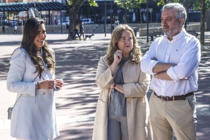 La alcaldesa, Cristina Ayala, junto a los concejales populares Andrea Ballesteros y Carlos Niño.