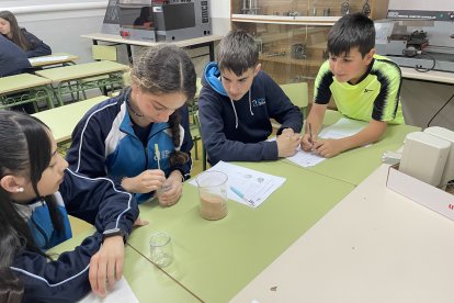 Alumnos del colegio Santa María la Nueva y San Joséa Artesano realizan uno de los proyectos.