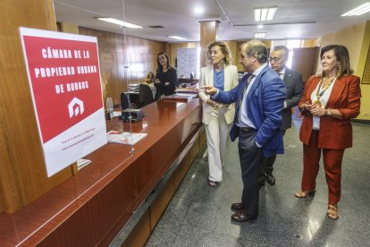 Visita de la Directora General de la Vivienda, María Pardo, durante su visita a las instalaciones de la Cámara de la Propiedad Urbana de Burgos.