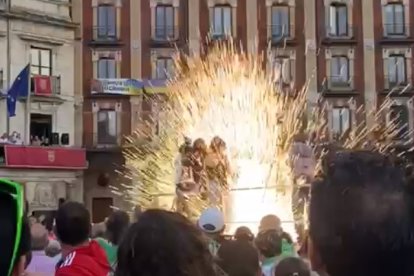 Instante en el que el cohete anunciador de las fiestas de San Pedro explota en la tarima de prensa.