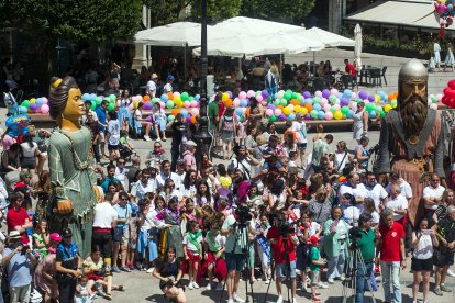 Globos por flores para animar el pregón infantil de las Fiestas de San Pedro