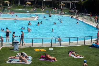 Buen ambiente este sábado por la mañana en las piscinas Marta Fernández de San Amaro.