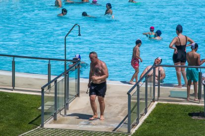 La previsión es que se alcanzarán los 35ºC así que la piscina estaba muy concurrida