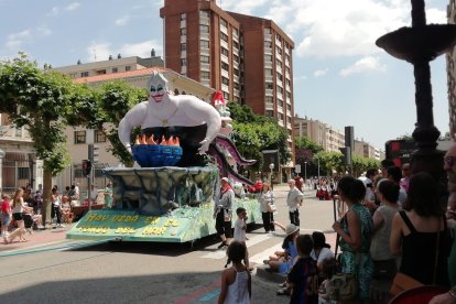 Carroza la ‘Vida en el fondo del mar’ de la Peña Colón.
