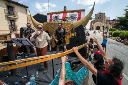 Basati durante su actuación en la Cabalgata sobre la carroza de los Blusas del Metal