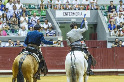 Diego Ventura y Guillermo Hermoso de Mendoza, durante el primer festejo del abono.