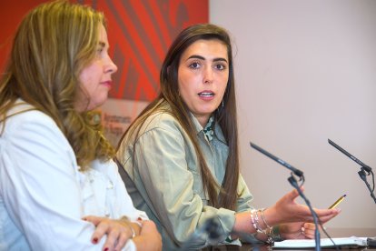 La alcaldesa, Cristina Ayala, y la portavoz del equipo de Gobierno, Andrea Ballesteros.