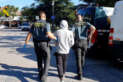 Fueron detenidos en esta operación tres hombres y una mujer.