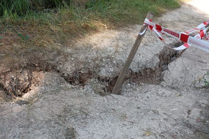 Imagen de la grieta que amenaza un tramo del GR-14 en Aranda de Duero