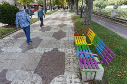 Banco arcoíris en Burgos para dar visibilidad al colectivo LGTBI.