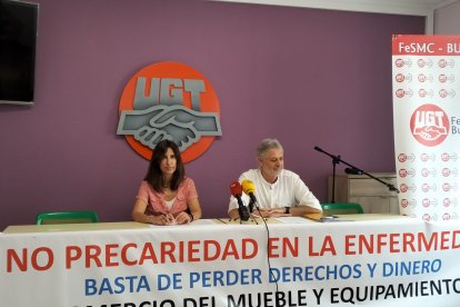 Los representantes de Federación de Servicios de UGT, Yolanda Zamorano y Luis Guitérrez, durante la exposición de motivos para convocar la huelga en el comercio.