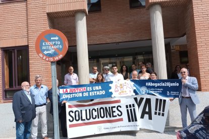 Una treintena de profesionales de Aranda exigió soluciones al Ministerio de Justicia.