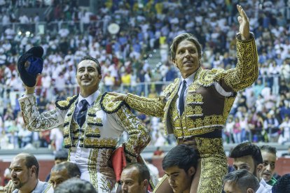 El Cordobés salió a hombros de su última cita en el Coliseum escoltado por El Fandi.