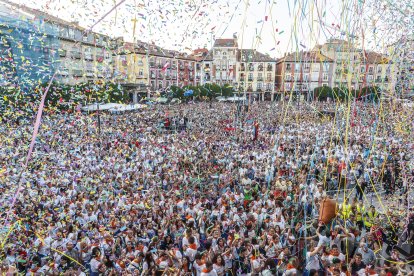 La plaza mayor se quedó pequeña para acoger las enormes ganas de fiesta de los burgaleses.